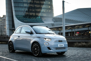 Fiat 500, la prima, Elektro, vollelektro, Neu, New, Elektrofahrzeug, Hellblau, stehend, seitlich